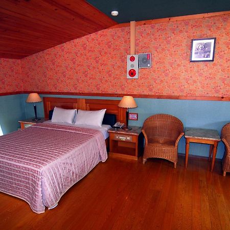 Paiwei Motel Тайнан Екстериор снимка